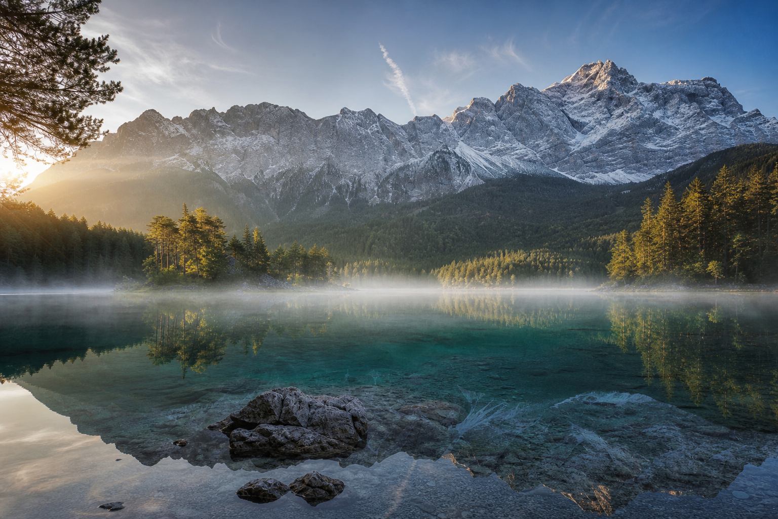 Eibsee mit türkisfarbenem Wasser und Zugspitze, einer der schönsten Bergseen Deutschlands